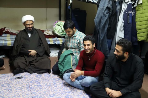 تصاویر / حضور صمیمی امام جمعه همدان در خوابگاه دانشجویی