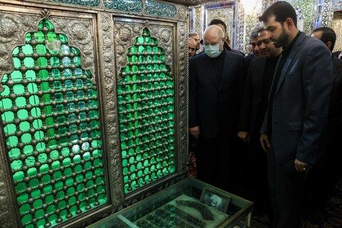 تصاویر/ حضور رئیس مجلس شورای اسلامی در حرم حضرت شاهچراغ (ع) و گفتگوی صمیمی با مردم