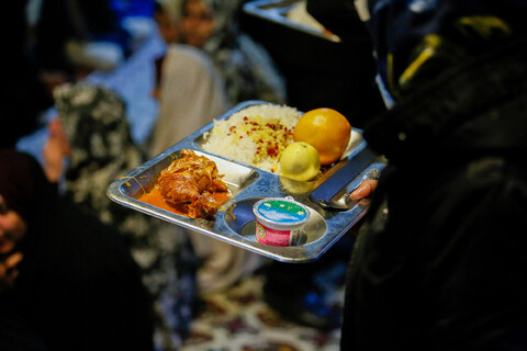 تصاویر/ اطعام ٣٠٠ زن آسیب دیده اجتماعی با غذای متبرک امام رضا(ع)