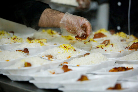 تصاویر/ اطعام ٣٠٠ زن آسیب دیده اجتماعی با غذای متبرک امام رضا(ع)