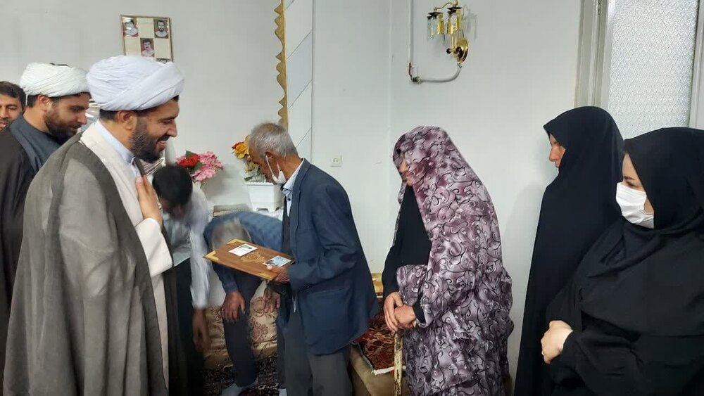 امام محله ای که گره گشای مشکلات مردم روستای حاجی آباد است + عکس