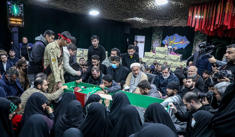 مراسم وداع با پیکر شهید «حسن مختارزاده» برگزار شد+ عکس