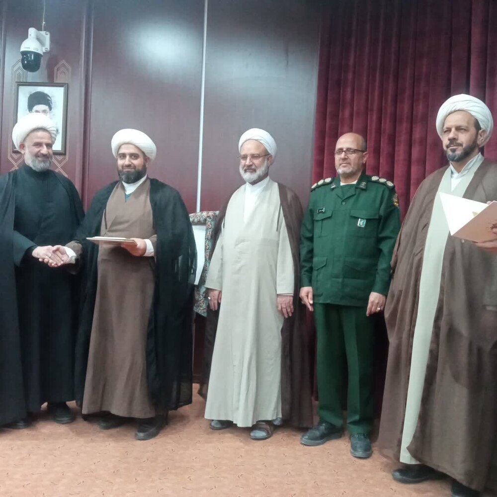 کتاب پرچمداران انقلاب اسلامی رونمایی شد