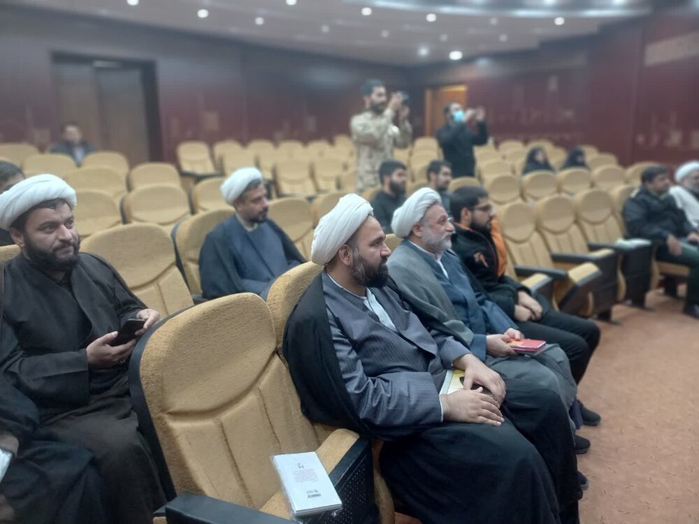 کتاب پرچمداران انقلاب اسلامی رونمایی شد