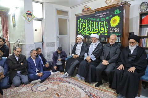 تصاویر /حضور امام جمعه ، استاندار ، مدیران و مسئولین قم در منزل طلبه شهید حسن مختارزاده