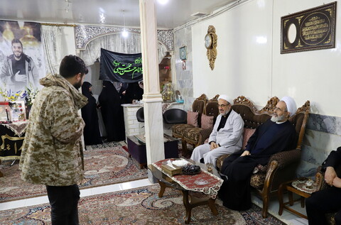 تصاویر/  حضور آیت الله اعرافی در منزل  طلبه شهید حسن مختارزاده