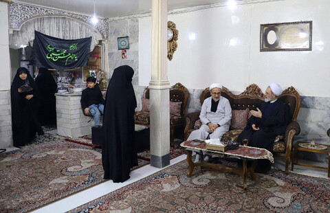 تصاویر/  حضور آیت الله اعرافی در منزل  طلبه شهید حسن مختارزاده