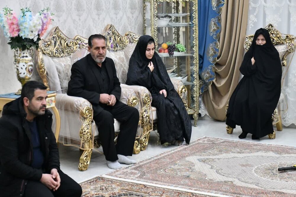 دیدار نماینده ولی فقیه در آذربایجان غربی با خانواده شهید امنیت + عکس