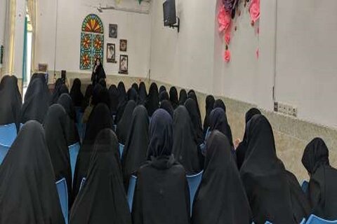 خانم شیری مشاور مدرسه علمیه حضرت زهرا(سلام الله علیها) احمدآباد در کارگاه آموزشی ویژه مجردین
