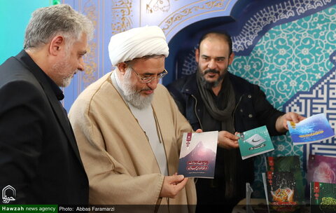 بالصور/ إزاحة الستار عن 12 كتابا من إصدارات مكتب الدراسات الإسلامية والمواصلات الحوزوية التابع للمركز الوطني للعالم الافتراضي بمدينة قم المقدسة