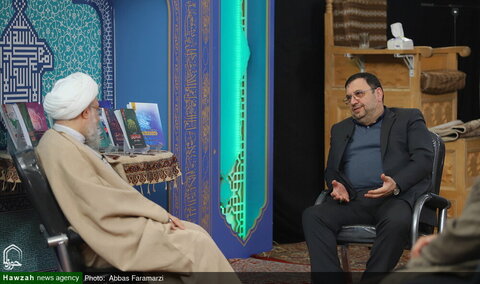 بالصور/ إزاحة الستار عن 12 كتابا من إصدارات مكتب الدراسات الإسلامية والمواصلات الحوزوية التابع للمركز الوطني للعالم الافتراضي بمدينة قم المقدسة