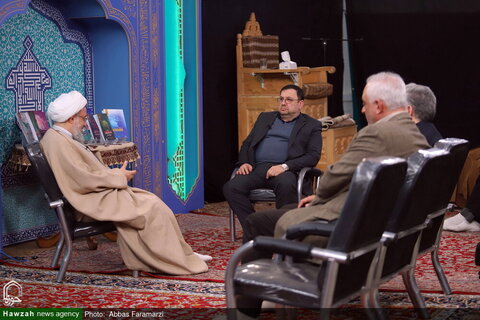 بالصور/ إزاحة الستار عن 12 كتابا من إصدارات مكتب الدراسات الإسلامية والمواصلات الحوزوية التابع للمركز الوطني للعالم الافتراضي بمدينة قم المقدسة