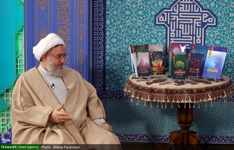 بالصور/ إزاحة الستار عن 12 كتابا من إصدارات مكتب الدراسات الإسلامية والمواصلات الحوزوية التابع للمركز الوطني للعالم الافتراضي بمدينة قم المقدسة