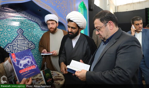 بالصور/ إزاحة الستار عن 12 كتابا من إصدارات مكتب الدراسات الإسلامية والمواصلات الحوزوية التابع للمركز الوطني للعالم الافتراضي بمدينة قم المقدسة