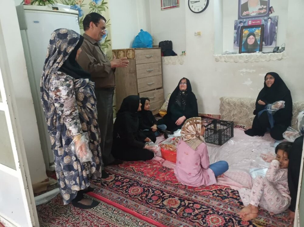 حمایت از ۷۰۰ خانواده نیازمند میبدی با همراهی همسر امام محله | قلکهایی که به عشق امام زمان پُر میشوند