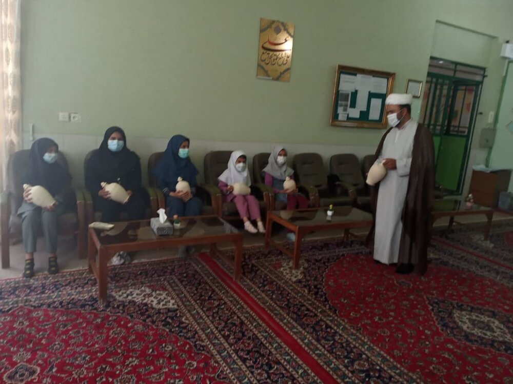 حمایت از ۷۰۰ خانواده نیازمند میبدی با همراهی همسر امام محله | قلکهایی که به عشق امام زمان پُر میشوند