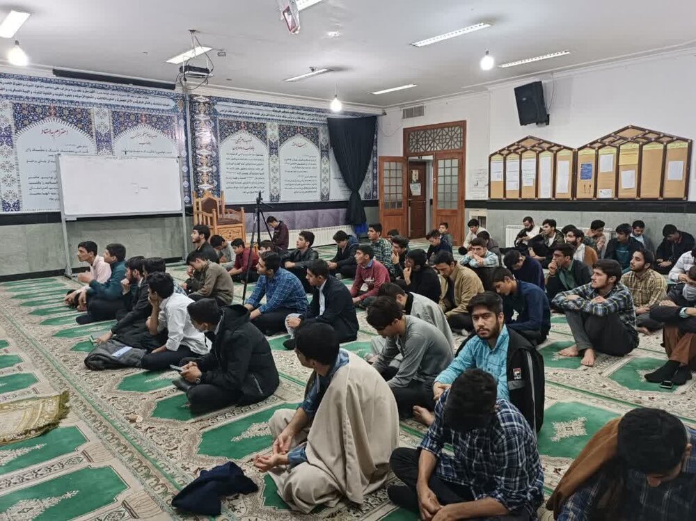 کتاب مهمترین ابزار برای «جهاد تبیین» است