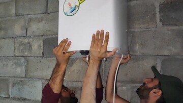 فیلم | تهیه و نصب آبگرمکن برای خانواده نیازمند توسط طلاب جهادی