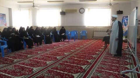حجت الاسلام کمال مروتی امروز در جمع اساتید و طلاب مدرسه علمیه فاطمه الزهرا(سلام الله علیها) اردکان،