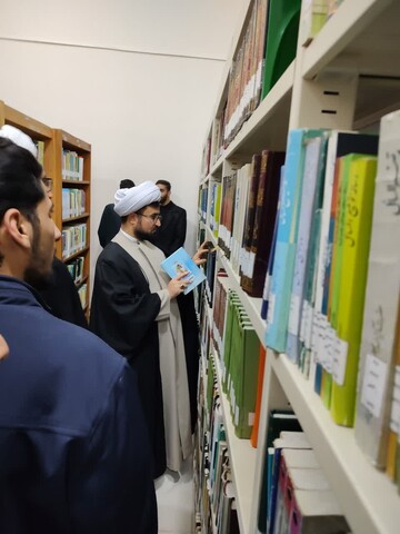 تصاویر/ بازدید طلاب مدرسه علمیه حضرت رسول اکرم (ص) از کتابخانه عمومی ملت شهرستان تکاب