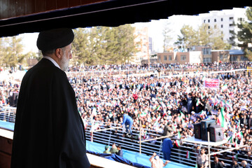 تصاویر/ حضور رئیس جمهور در جمع اقشار مختلف مردم بیرجند در ورزشگاه آزادی
