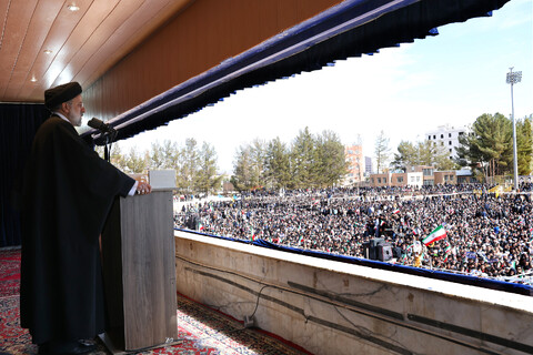 تصاویر/ حضور رئیس جمهور در جمع اقشار مختلف مردم بیرجند در ورزشگاه آزادی