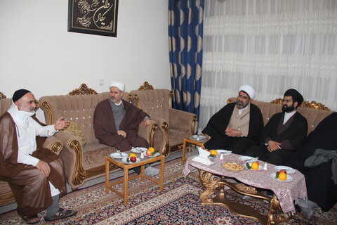 عیادت مسئول مرکز امور طلاب و دانش آموختگان حوزه و مدیر حوزه علمیه قزوین از مدیر مدرسه علمیه شیخ الاسلام