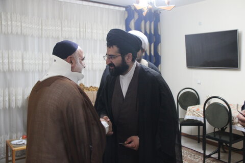 عیادت مسئول مرکز امور طلاب و دانش آموختگان حوزه و مدیر حوزه علمیه قزوین از مدیر مدرسه علمیه شیخ الاسلام