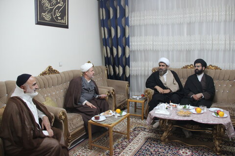 عیادت مسئول مرکز امور طلاب و دانش آموختگان حوزه و مدیر حوزه علمیه قزوین از مدیر مدرسه علمیه شیخ الاسلام