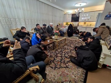 تصاویر/ دیدار اساتید و طلاب مدرسه علمیه حضرت ولیعصر(عج) آستارا با خانواده شهدای اغتشاشات اخیر مقدس مشهد