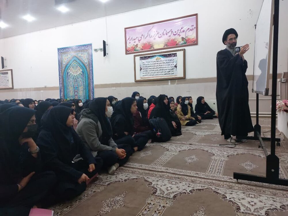 حضور امام جمعه کاشان در جمع دانش آموزان دبیرستان دخترانه شاهد کاشان + عکس

