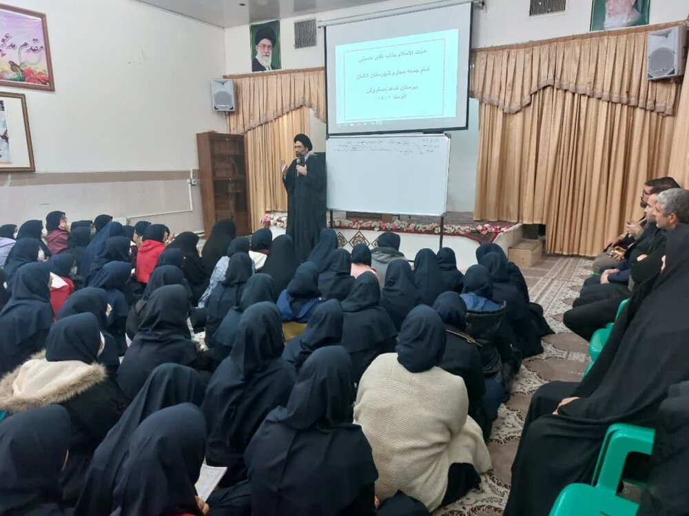 حضور امام جمعه کاشان در جمع دانش آموزان دبیرستان دخترانه شاهد کاشان + عکس