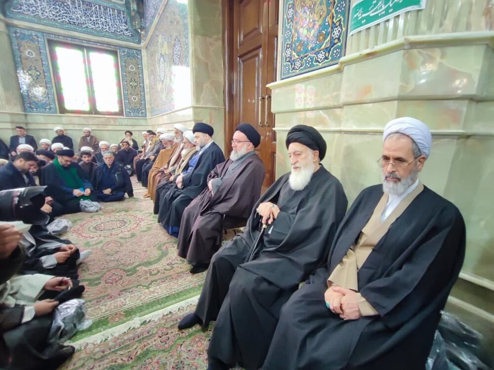 آیت اللہ سید صادق روحانی کے جسد خاکی کو حرم حضرت فاطمه میں سپرد خاک کر دیا گیا + تصاویر