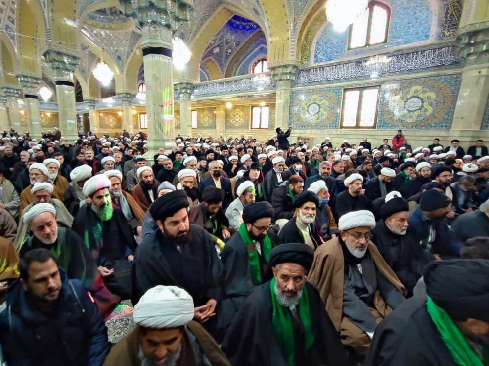 آیت اللہ سید صادق روحانی کے جسد خاکی کو حرم حضرت فاطمه میں سپرد خاک کر دیا گیا + تصاویر