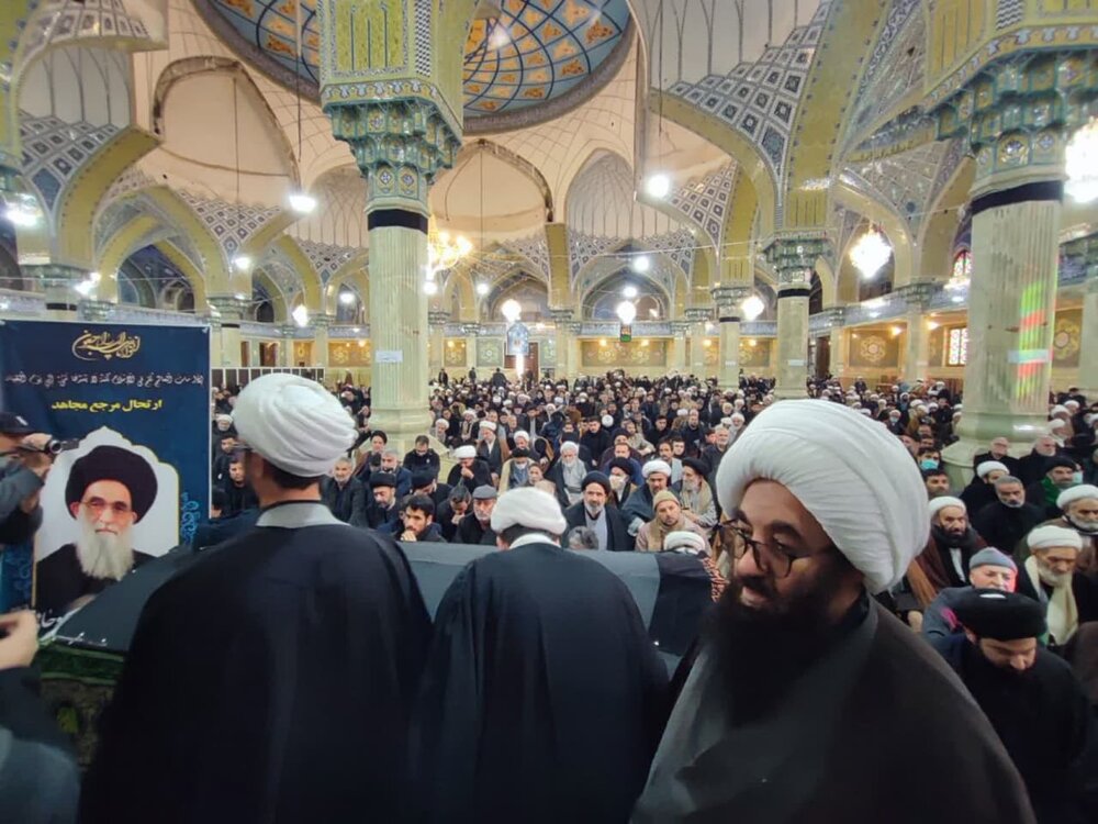 آیت اللہ سید صادق روحانی کے جسد خاکی کو حرم حضرت فاطمه میں سپرد خاک کر دیا گیا + تصاویر