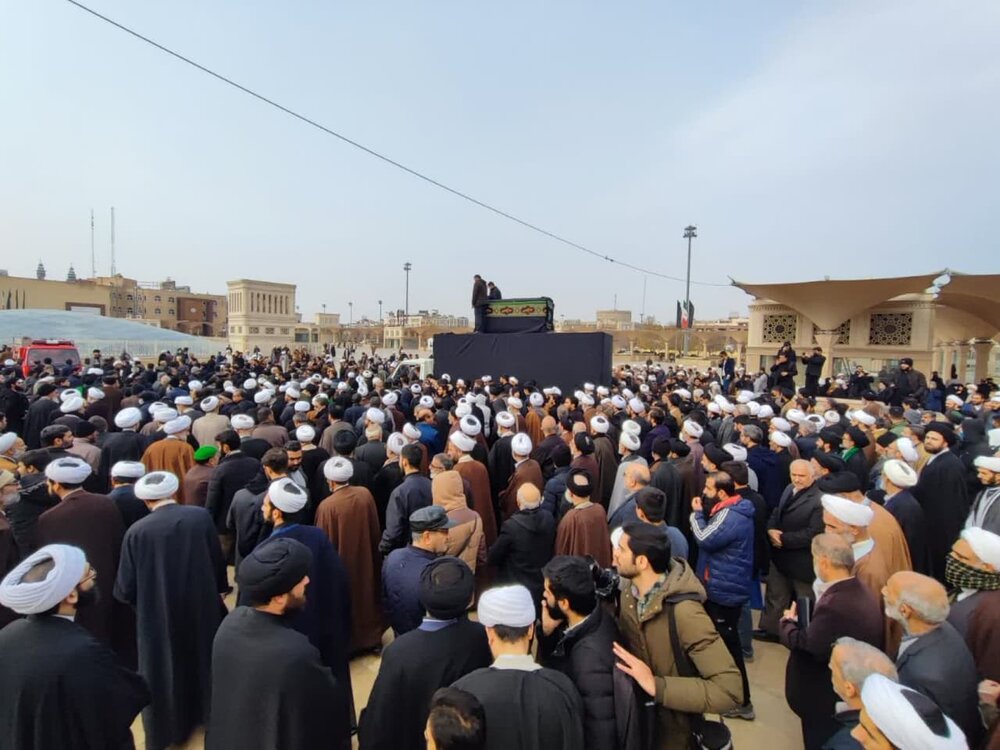 آیت اللہ سید صادق روحانی کے جسد خاکی کو حرم حضرت فاطمه میں سپرد خاک کر دیا گیا + تصاویر