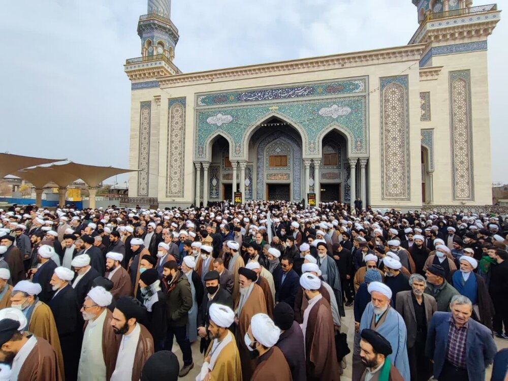 آیت اللہ سید صادق روحانی کے جسد خاکی کو حرم حضرت فاطمه میں سپرد خاک کر دیا گیا + تصاویر