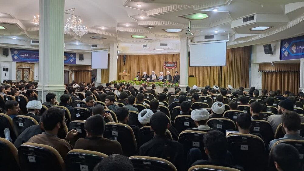 نشست صمیمی مدیر و معاونین حوزه علمیه تهران با طلاب جدید الورود + عکس