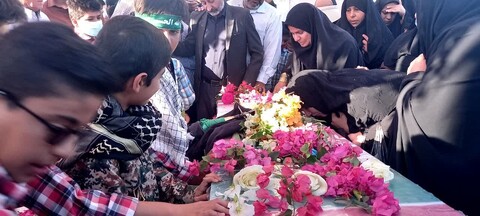 استقبال باشکوه مردم شهر آبدان از شهید گمنام