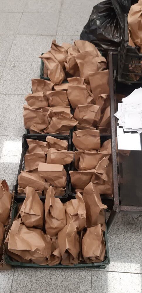 توزیع بسته های شب یلدایی به نیابت از شهدای روحانی استان همدان