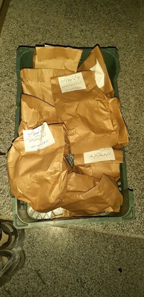 توزیع بسته های شب یلدایی به نیابت از شهدای روحانی استان همدان