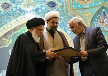 تصاویر/ تجلیل از خانواده شهید عجمیان در حرم حضرت معصومه(س)