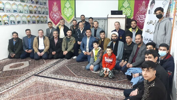 امام محله ای که با جوانان رفیق است + عکس