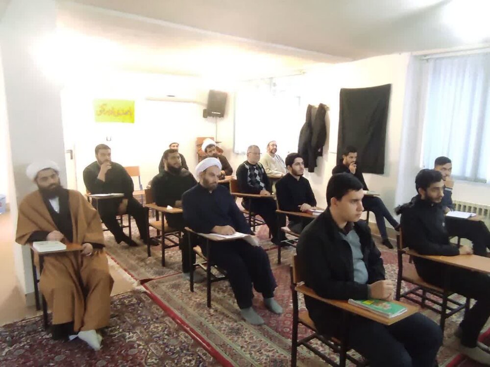 نشست علمی معارف فاطمی از دیدگاه فریقین در مدرسه علمیه صالح آباد رشت برگزار شد + عکس