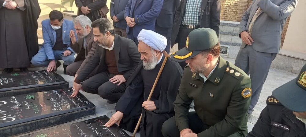 غبارروبی و عطر افشانی گلزار شهدای آران وبیدگل +عکس