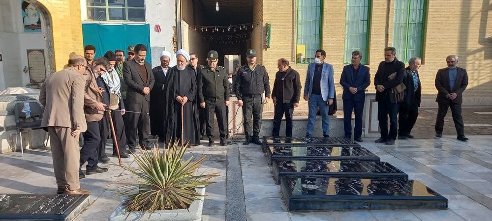 غبارروبی و عطر افشانی گلزار شهدای آران وبیدگل +عکس