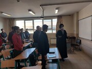 تصاویر/ حضور امام جمعه کاشان در جمع دانش آموزان دبیرستان امام خامنه‌ای کاشان