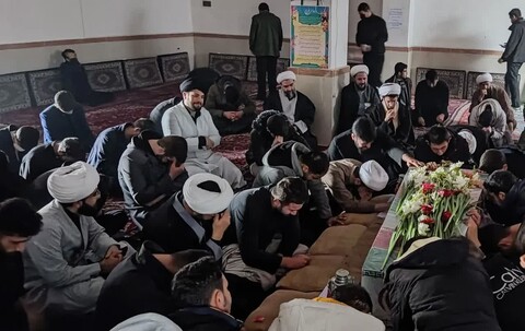 تصاویر/ مراسم وداع با شهید گمنام در حوزه علمیه خوی