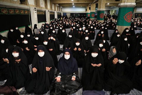 بالصور/ الليلة الثانية من مراسم إحياء العزاء لاستشهاد السيّدة الزهراء (ع) في حسينيّة الإمام الخميني (قده)