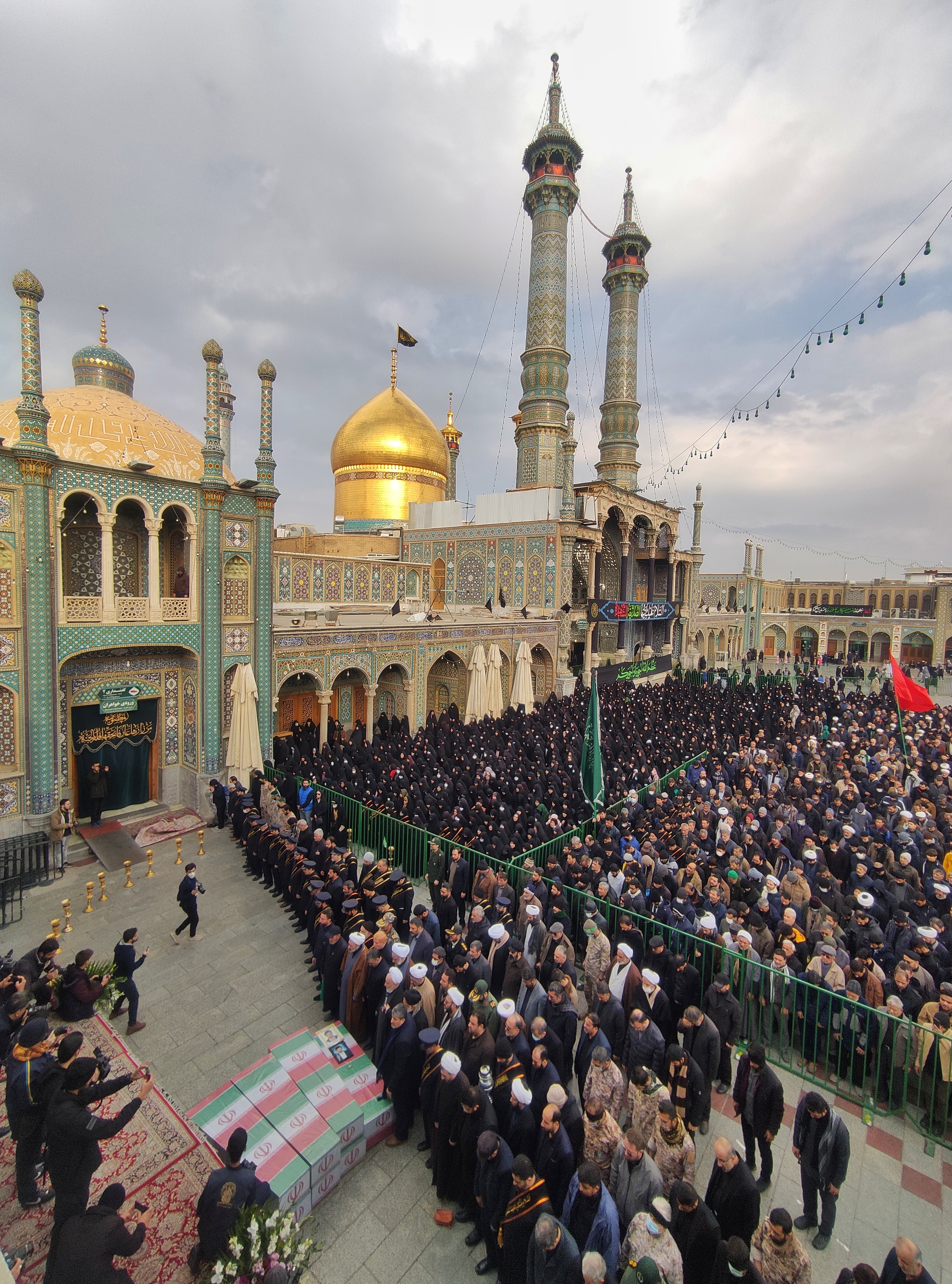  ۶ شهید گمنام دفاع مقدس بر روی دستان مردم قم تشییع شدند + تصاویر 